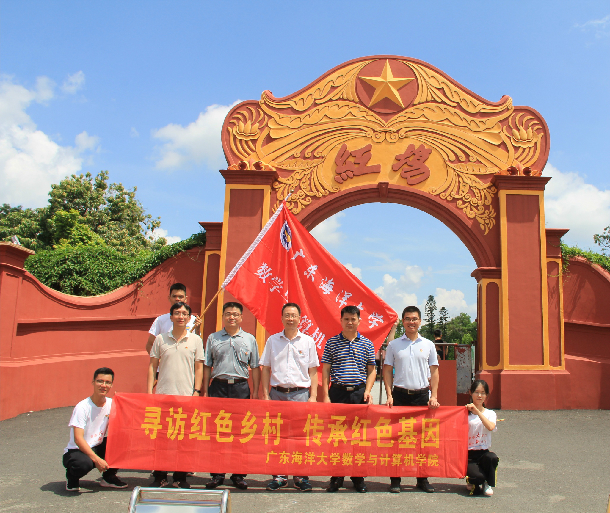 彭书记和诸侯快讯官网社会实践团队合影.jpg